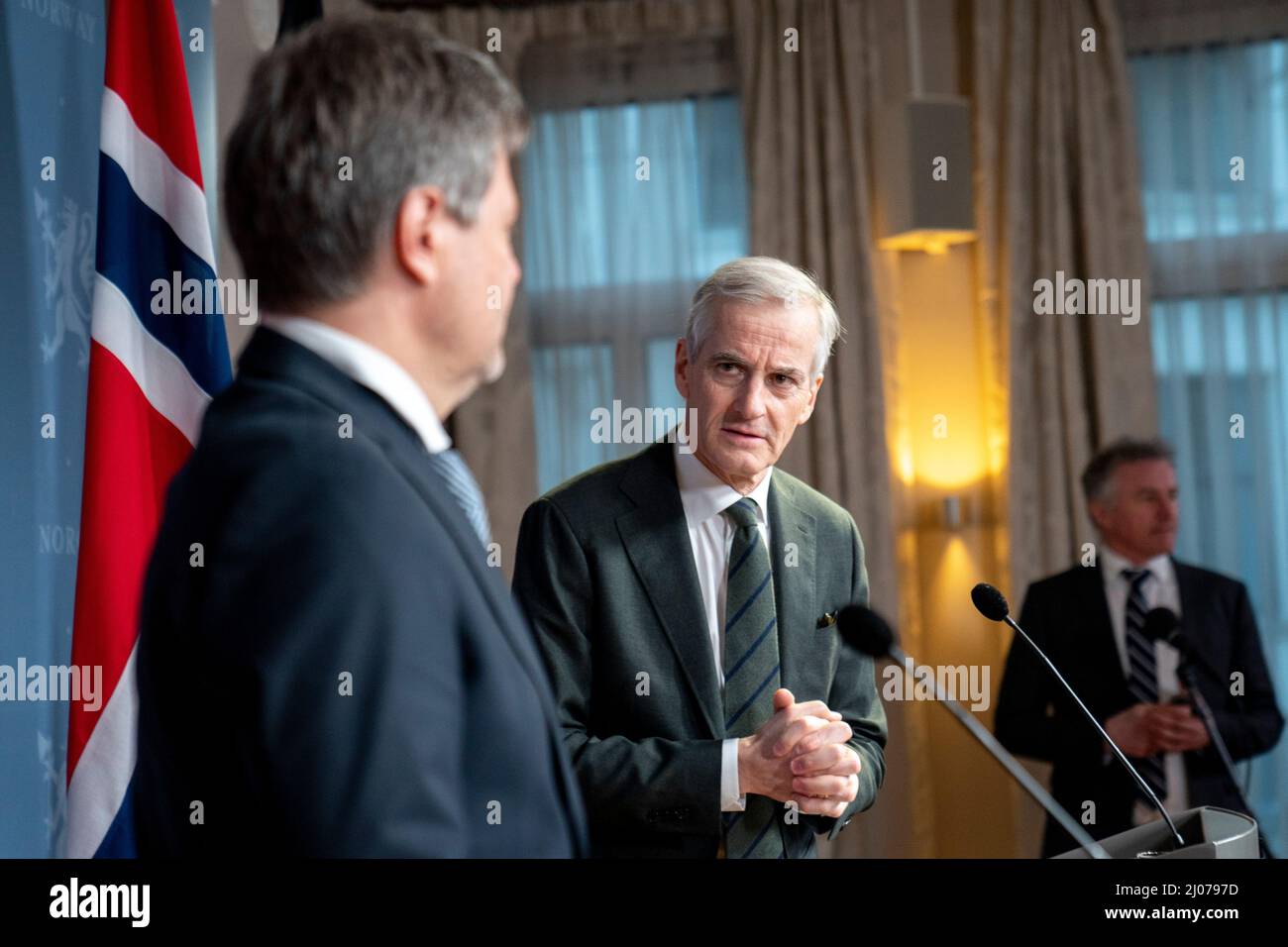 Oslo 20220316.Norway's Prime Minister Jonas Gahr Støre (Stoere) (Labor Party) meets  Robert Habeck,  Federal Minister for Economic Affairs and Climate Action in Germany. Topics for the meeting include Ukraine, energy cooperation and green transition. Photo: Torstein Boe / NTB Stock Photo