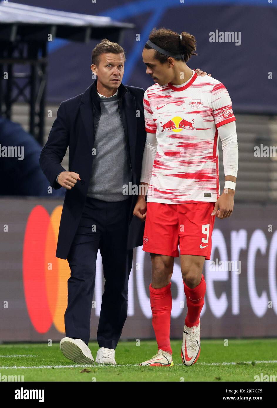 enttŠuscht .. Jesse Marsch Trainer head coach of RB Leipzig und Yussuf  Poulsen of RB Leipzig Fussball UEFA Championsleague RB Leipzig - Paris St  Germain Saison 2021 / 2022 3.11.2021 © diebilderwelt / Alamy Stock Stock  Photo - Alamy