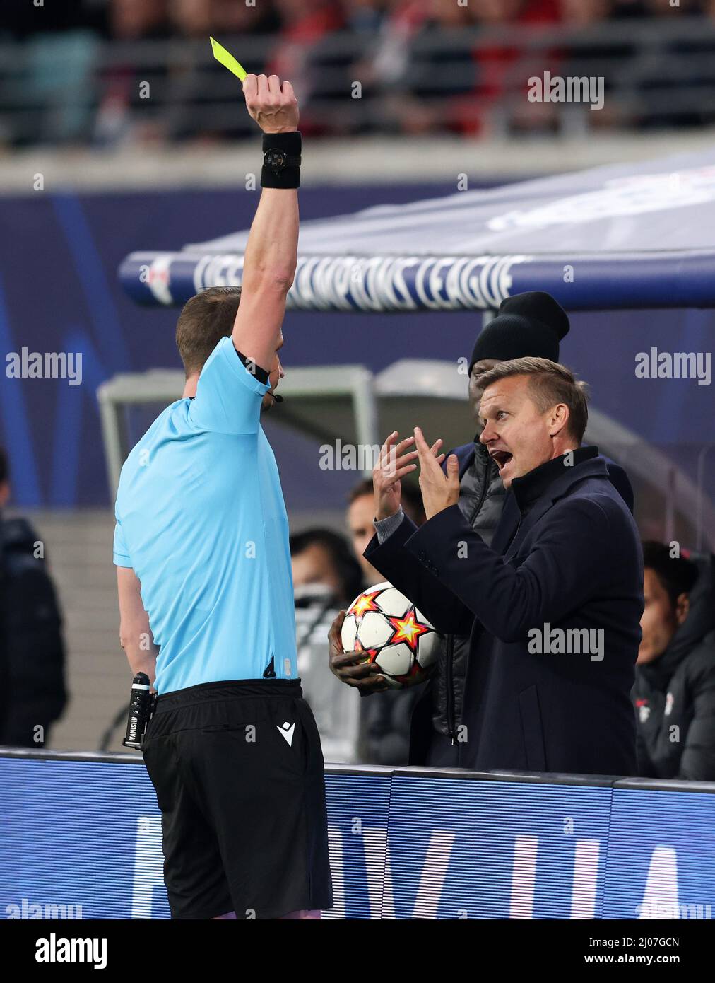 Schiedsrichter Andreas Ekberg zeigt Jesse Marsch Trainer head coach of RB  Leipzig gelbe Karten Fussball UEFA Championsleague RB Leipzig - Paris St  Germain Saison 2021 / 2022 3.11.2021 © diebilderwelt / Alamy Stock Stock  Photo - Alamy