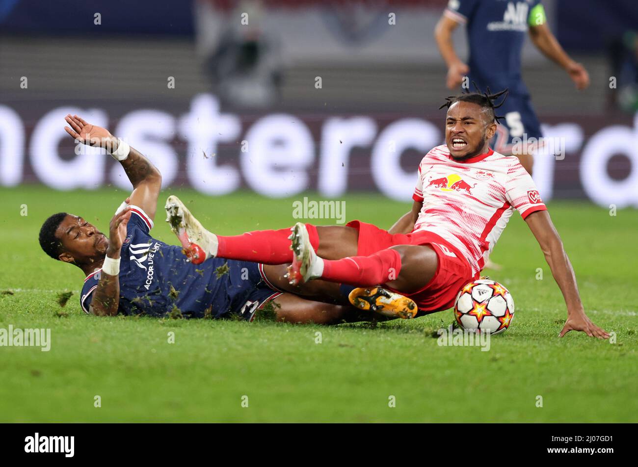 Presnel Kimpembe of Paris Saint Germain gegen Christopher Nkunku of RB  Leipzig Fussball UEFA Championsleague RB Leipzig - Paris St Germain Saison  2021 / 2022 3.11.2021 © diebilderwelt / Alamy Stock Stock Photo - Alamy