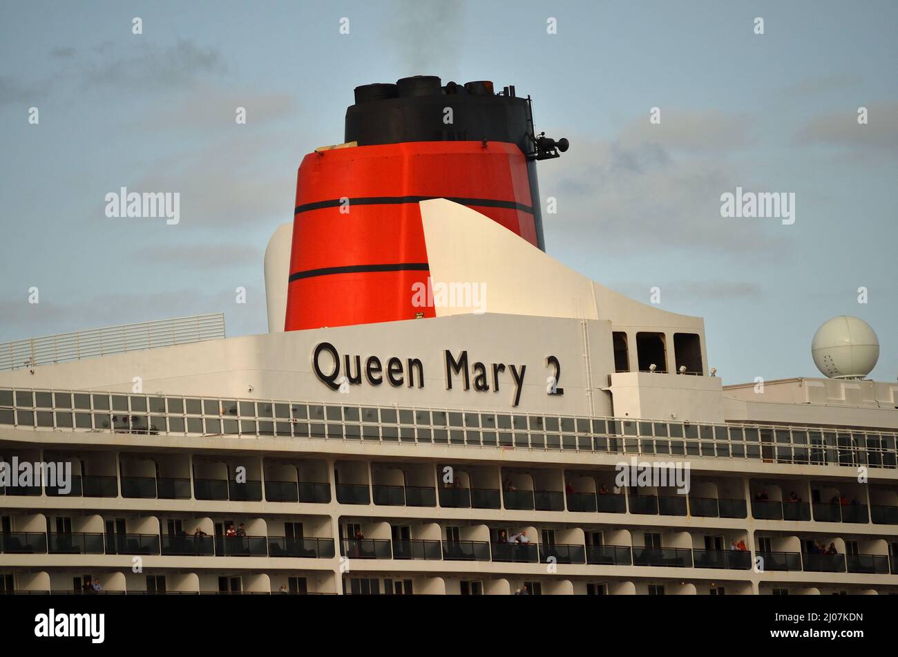 Schornstein der Queen Mary 2  im Hamburger Hafen  am 21.08.2017 Stock Photo