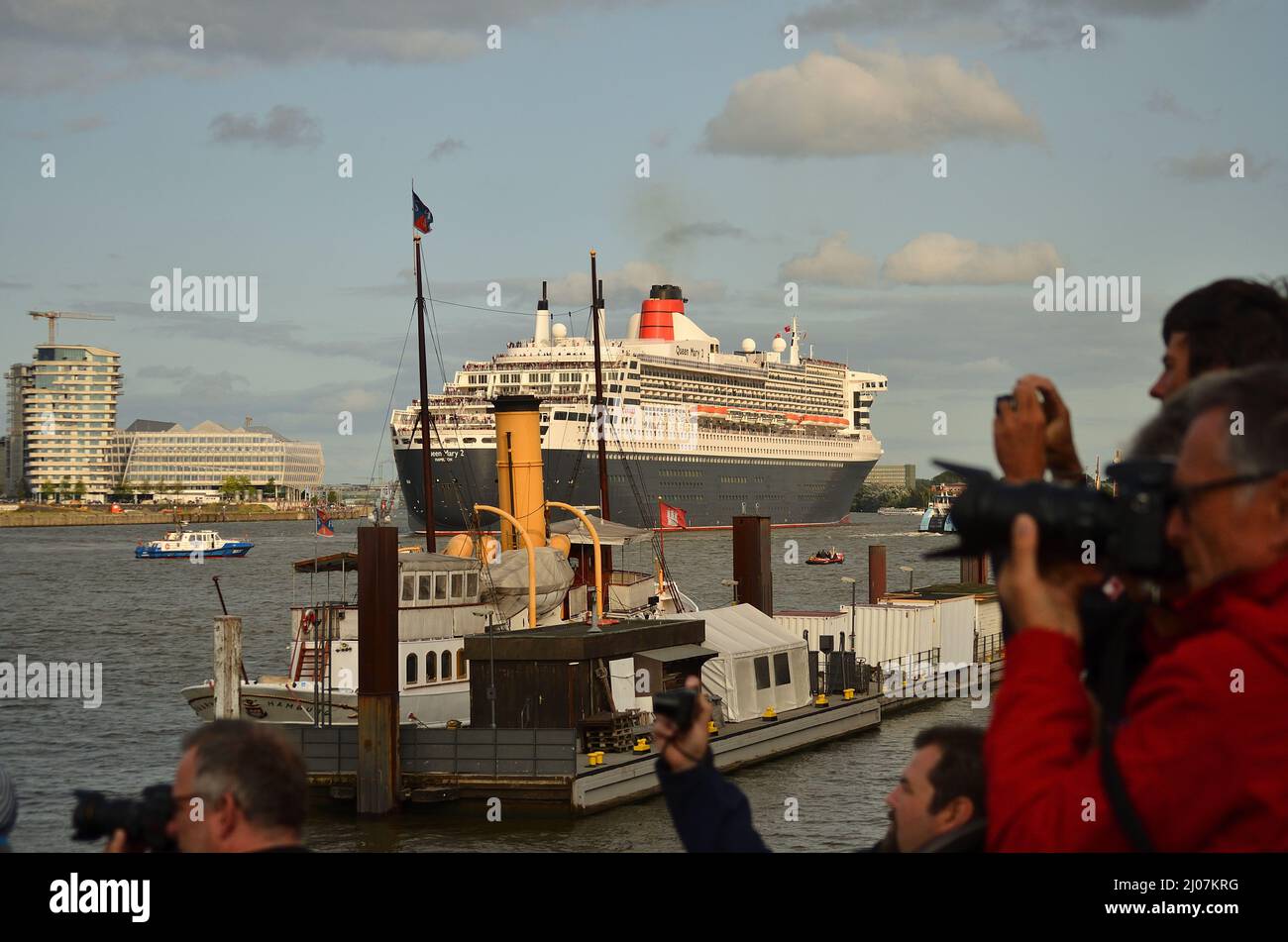 Queen Mary 2 grüsst die Elbphilharmonie am 21.08.2017 Stock Photo