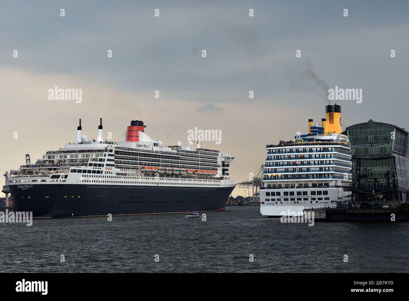 Queen Mary 2  Vorbeifahrt am Cruisecenter Altona in Hamburg 01.06.2018 Stock Photo