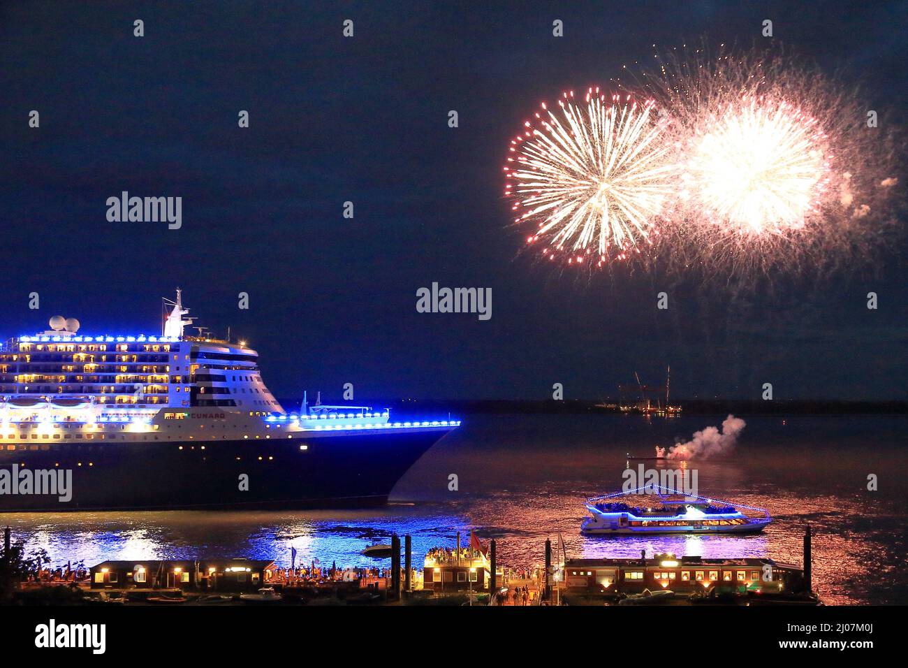 Queen Mary 2 bei der Vorbeifahrt in Blankenese Hamburg mit Feuerwerk am12.08.2018 Stock Photo