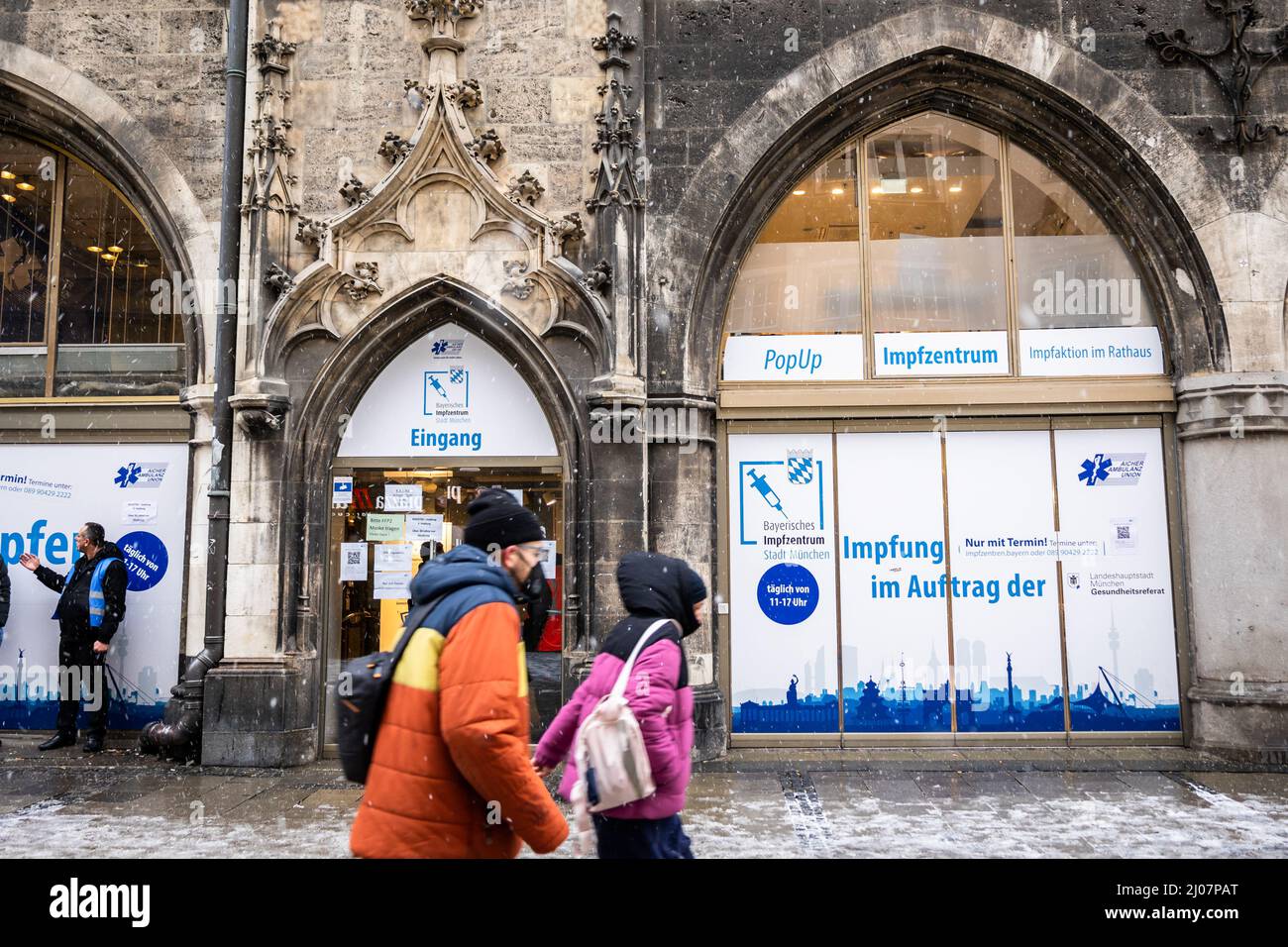 Munich, Germany. 22nd Jan, 2022. Shoppers walk past the COVID Vaccination point in Munich's Rathaus. Shoppers walk through the snowy city center of Munich. The corona hotspot rule remains suspended despite the seven-day incidence in Munich being over 1000. Many people could be seen shopping on the afternoon of January 22, 2022. (Photo by Alexander Pohl/Sipa USA) Credit: Sipa USA/Alamy Live News Stock Photo