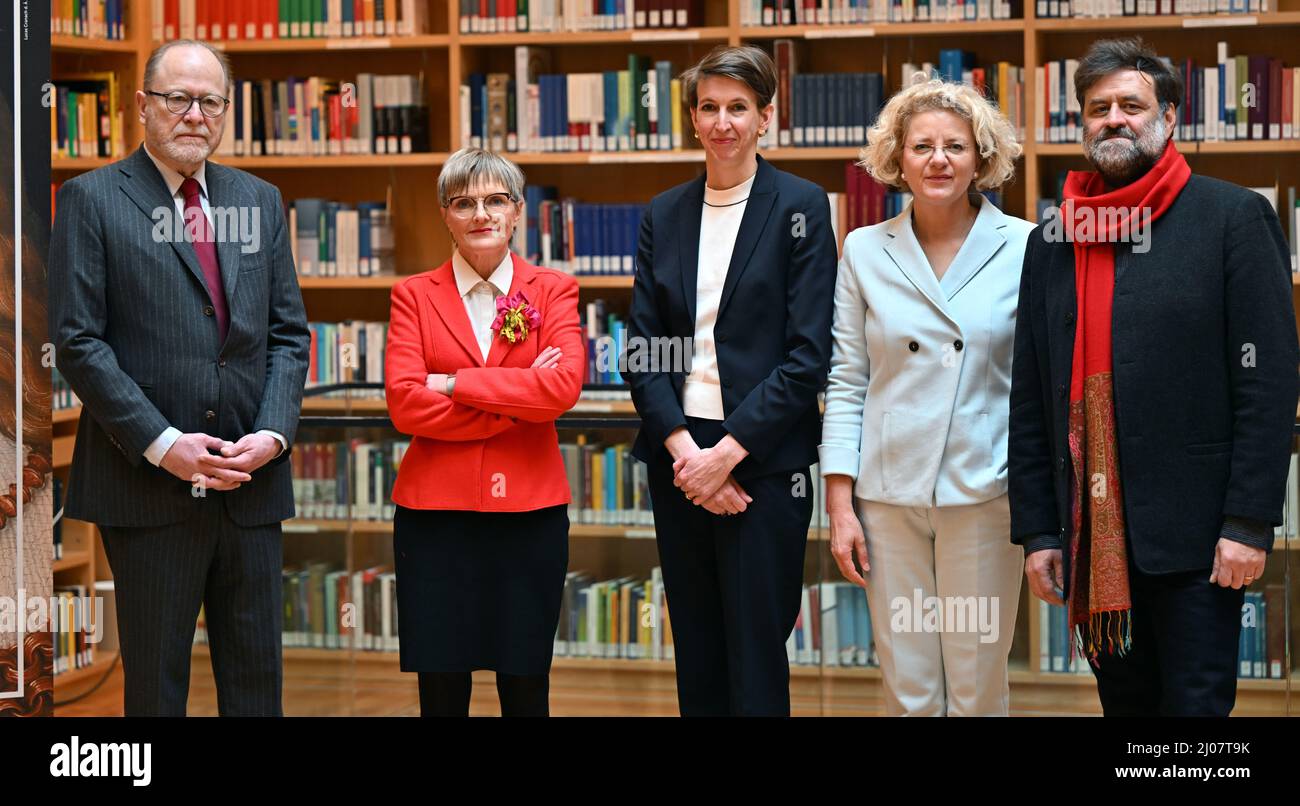 17 March 2022, Thuringia, Weimar: Jan-Philipp Reemtsma (l-r), literary scholar, Ulrike Lorenz, President of the Klassik Stiftung Weimar, and the new directors Friederike von Rosenberg (Directorate Palaces, Gardens and Buildings), Annette Ludwig (Directorate Museums), and the new director Dirk Wintergrün (Directorate Digital Transformation) stand together before the start of the foundation's annual press conference in the study center of the Herzogin Anna Amalia Library. Founded in 2003, the Klassik Stiftung Weimar is Germany's second largest cultural foundation. Photo: Martin Schutt/dpa-Zentra Stock Photo
