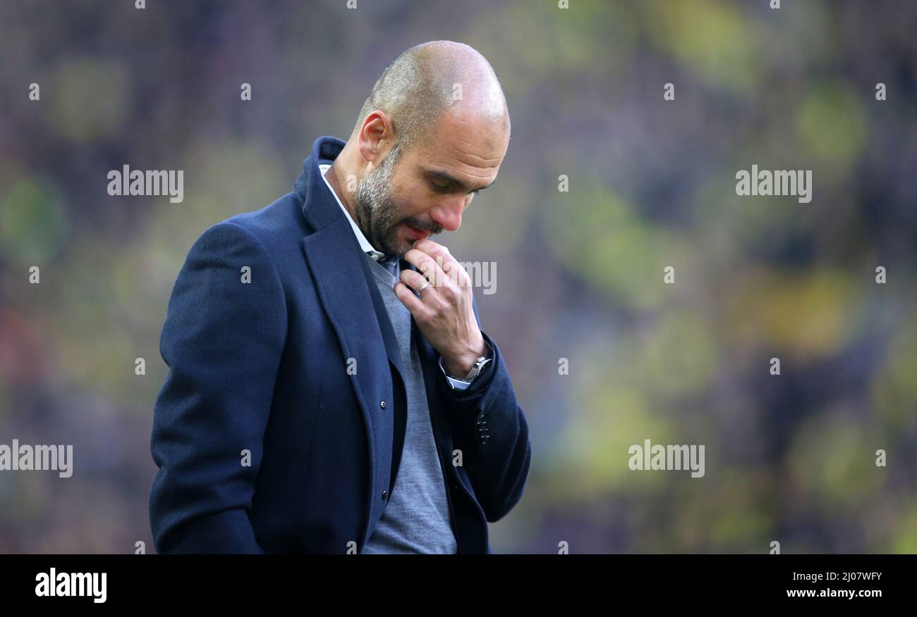 denkt nach  Trainer Coach Pep Josep  Guardiola FC Bayern MŸnchen Munich  BVB Borussia Dortmund - FC Bayern MŸnchen 0:1  Fussball Bundesliga Saison 2014 / 2015  © diebilderwelt / Alamy Stock Stock Photo