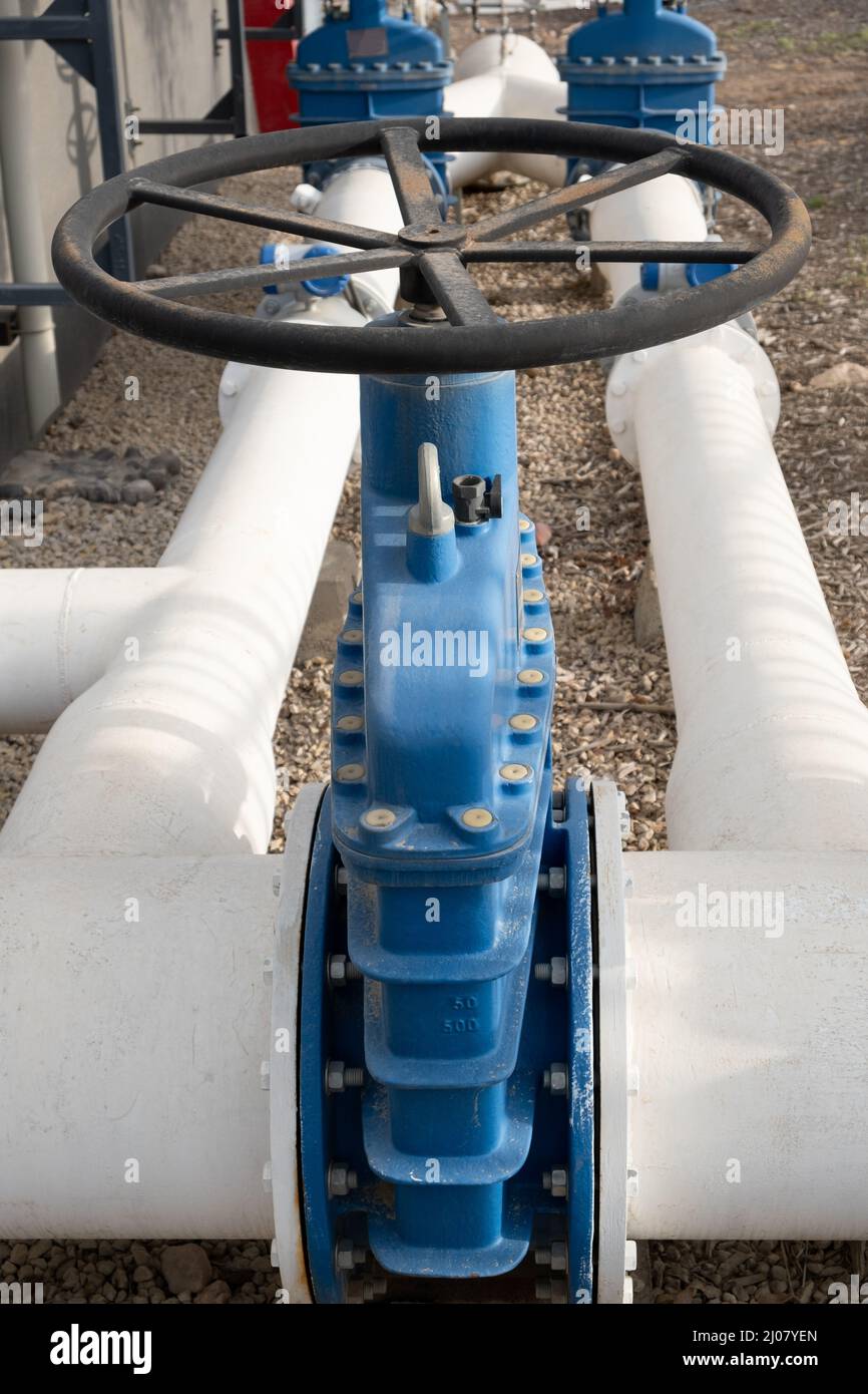 Shutoff huge valve gate tap to open and close the flow of liquids or