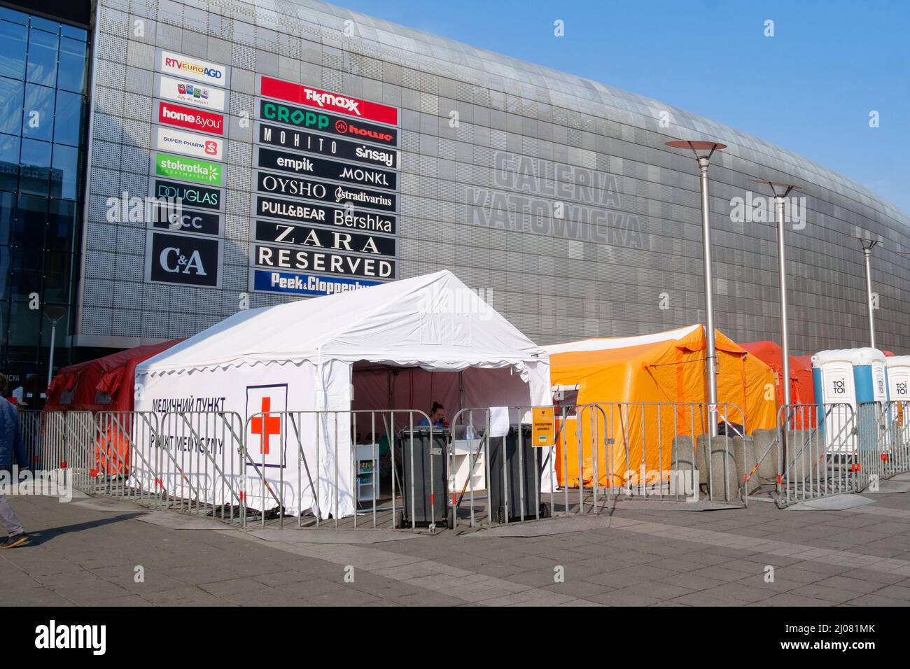 Refugee center hi-res stock photography and images - Alamy