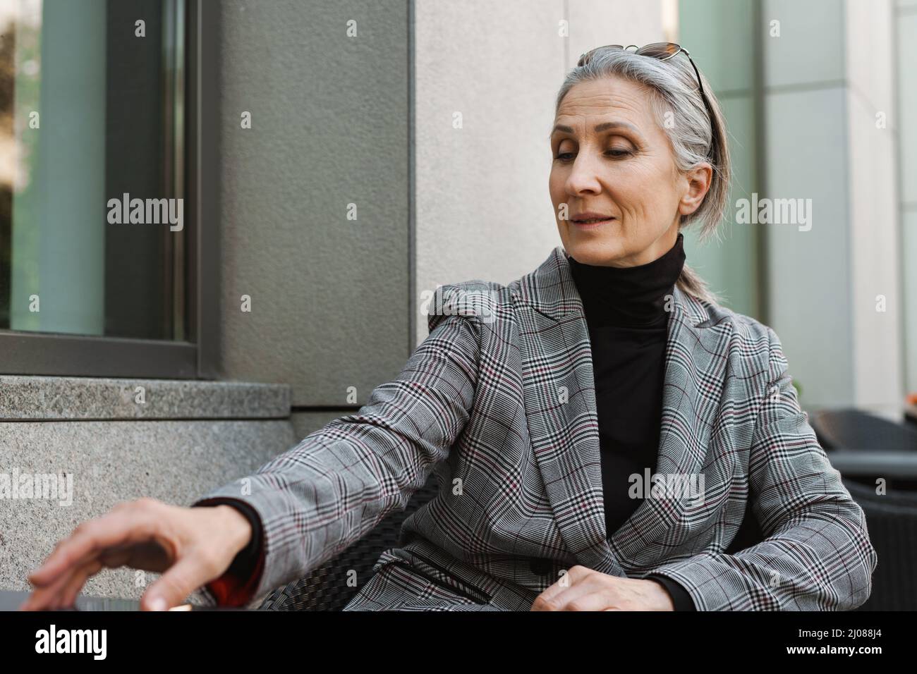 Grey white senior woman hi-res stock photography and images - Alamy