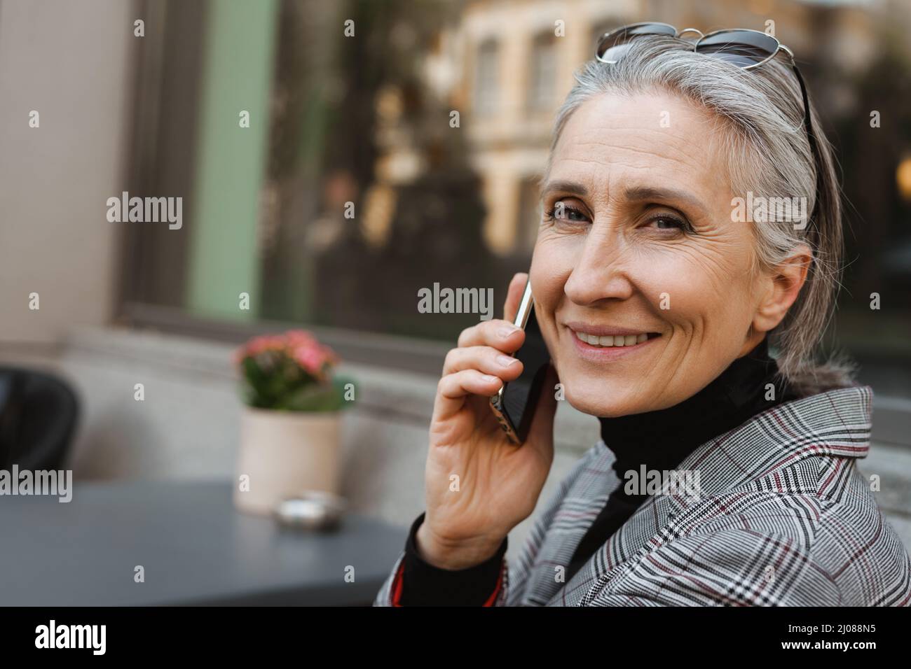 Grey white senior woman hi-res stock photography and images - Alamy