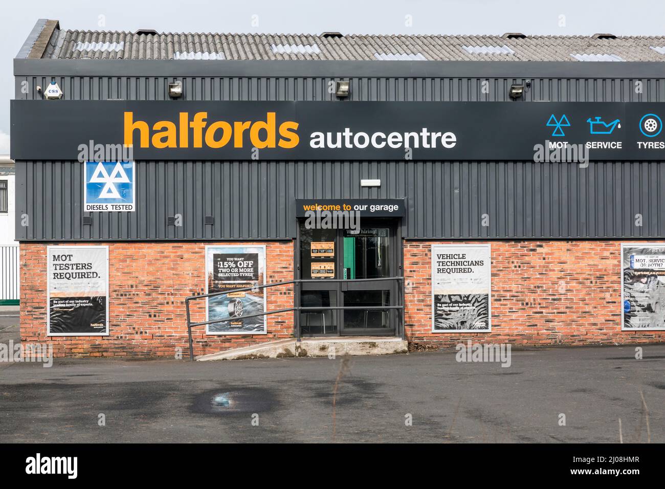 Halfords auto centre uk hires stock photography and images Alamy