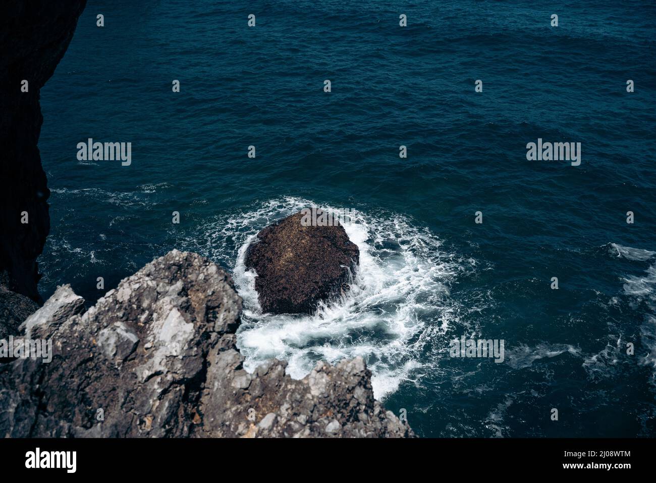Foamy waves washing rocky hi-res stock photography and images - Alamy