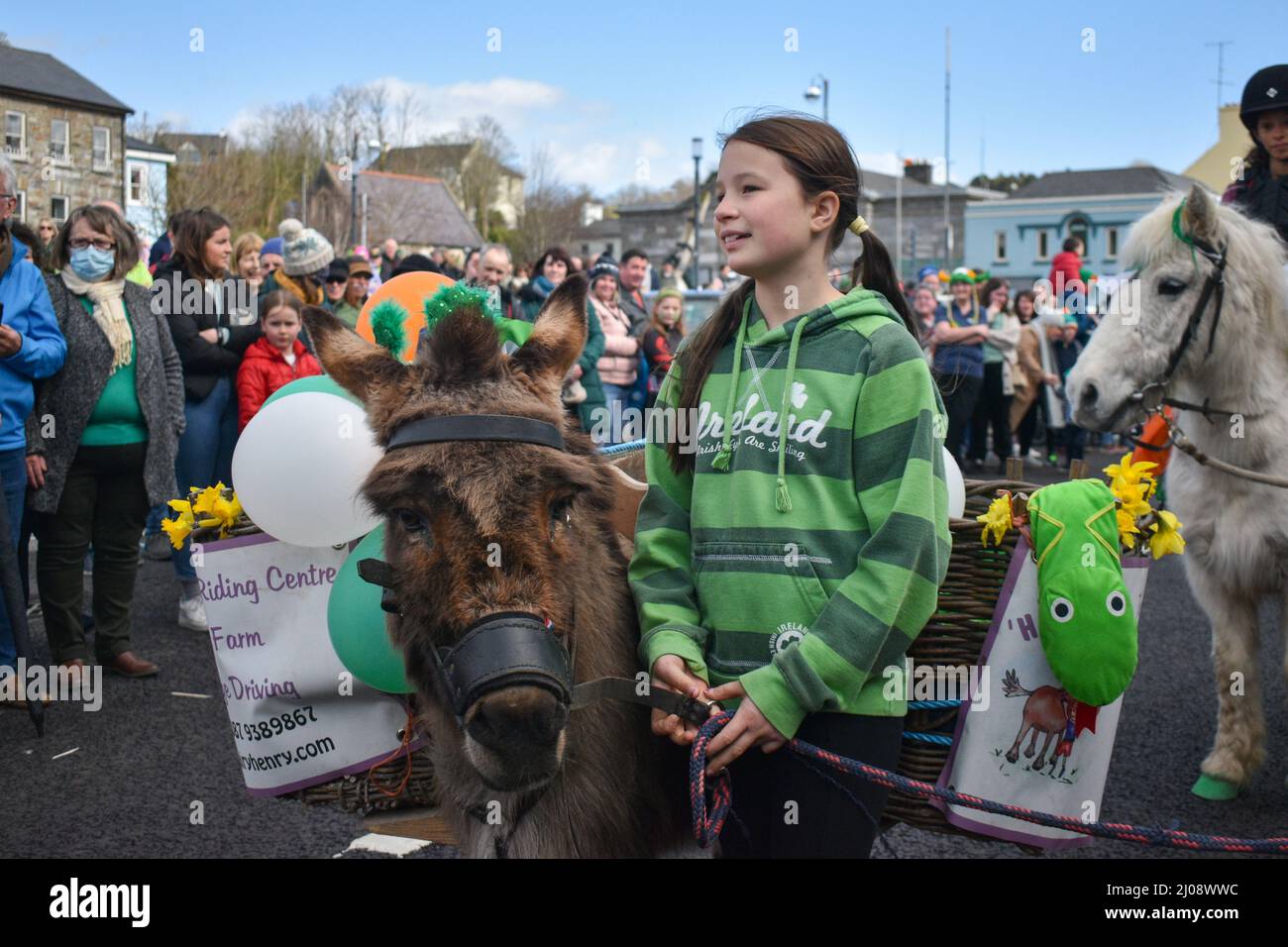 Bantry, West Cork, Ireland. 17th Mar, 2022. After a long break due to the pandemic, Saint Patrick's Day celebrations are back in full swing. A large crowd of people gathered today in the square to watch the parade and enjoy the sunny day. Credit: Karlis Dzjamko/Alamy Live News Stock Photo