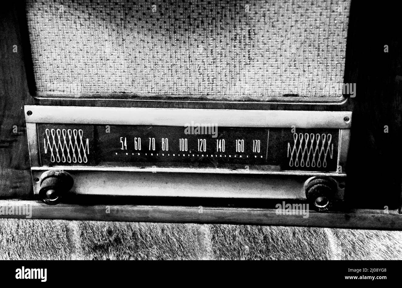 Tuner on this antique radio is turned to a channel over 170. Artistic black  and white rendering of radio and speaker with tunning dials Stock Photo -  Alamy