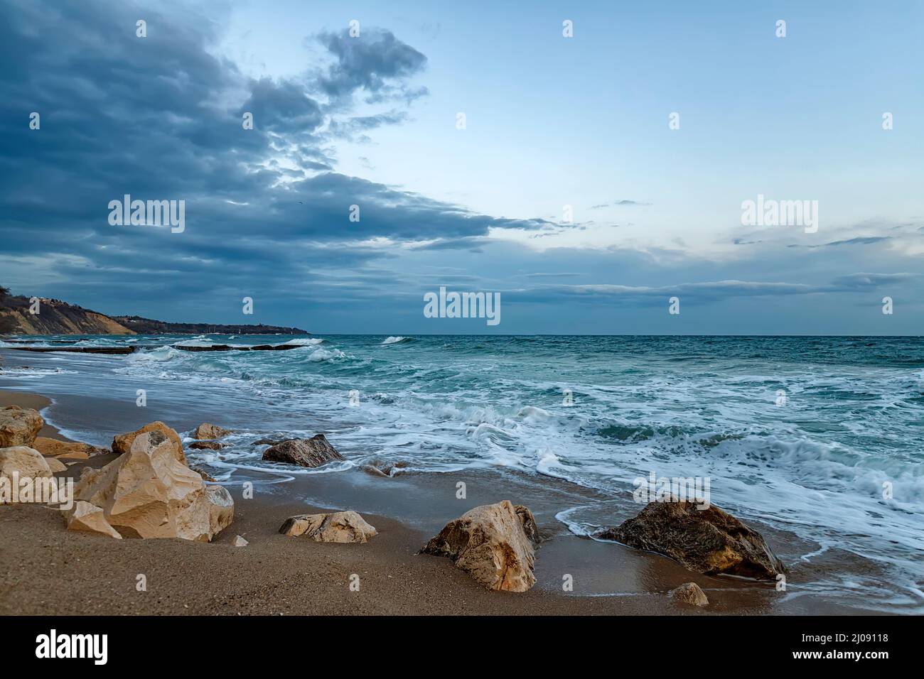 Wave Passing Between Two Rocks Waves between rocks hi-res stock photography and images - Alamy