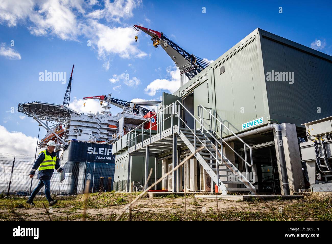 ROTTERDAM - Een walstroominstallatie met een vermogen van 20 Megawatt op de Landtong Rozenburg. Via de installatie kunnen kraanschepen duurzaam opgewekte stroom ontvangen vanuit het naastgelegen windpark van Eneco, zodat draaiende vervuilende dieselgeneratoren voortaan verleden tijd kunnen zijn. ANP JEFFREY GROENEWEG Stock Photo