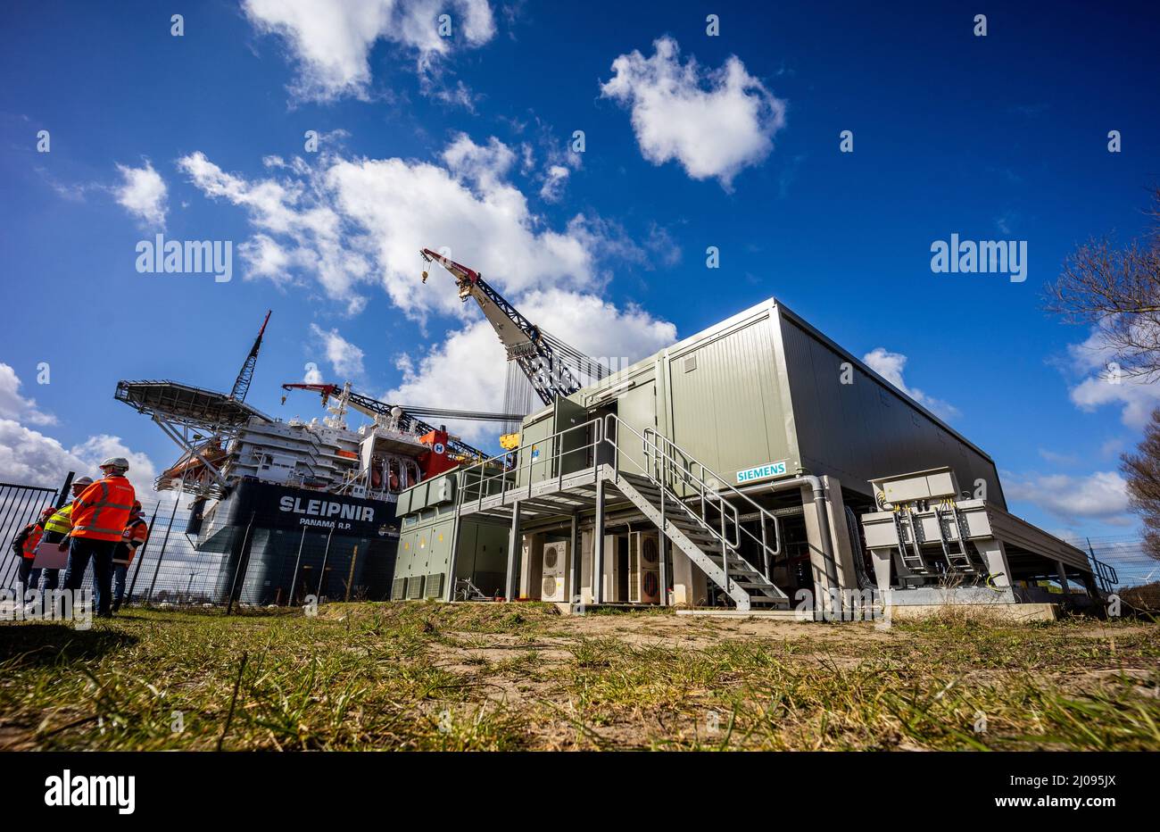 ROTTERDAM - Een walstroominstallatie met een vermogen van 20 Megawatt op de Landtong Rozenburg. Via de installatie kunnen kraanschepen duurzaam opgewekte stroom ontvangen vanuit het naastgelegen windpark van Eneco, zodat draaiende vervuilende dieselgeneratoren voortaan verleden tijd kunnen zijn. ANP JEFFREY GROENEWEG Stock Photo