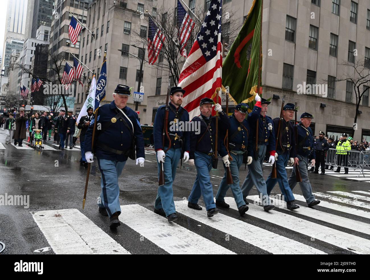 New York, USA. 17th Mar, 2022. Men in Civil War uniforms representing the 69th regiment of the Irish Brigade march up Fifth avenue in the the 261st St. PatrickÃs Day Parade on March 17, 2022 in New York.The nationÃs largest and oldest St. PatrickÃs Day Parade returned to Fifth avenue for the first time since COVID-19 shut it down two years ago. Credit: ZUMA Press, Inc./Alamy Live News Stock Photo