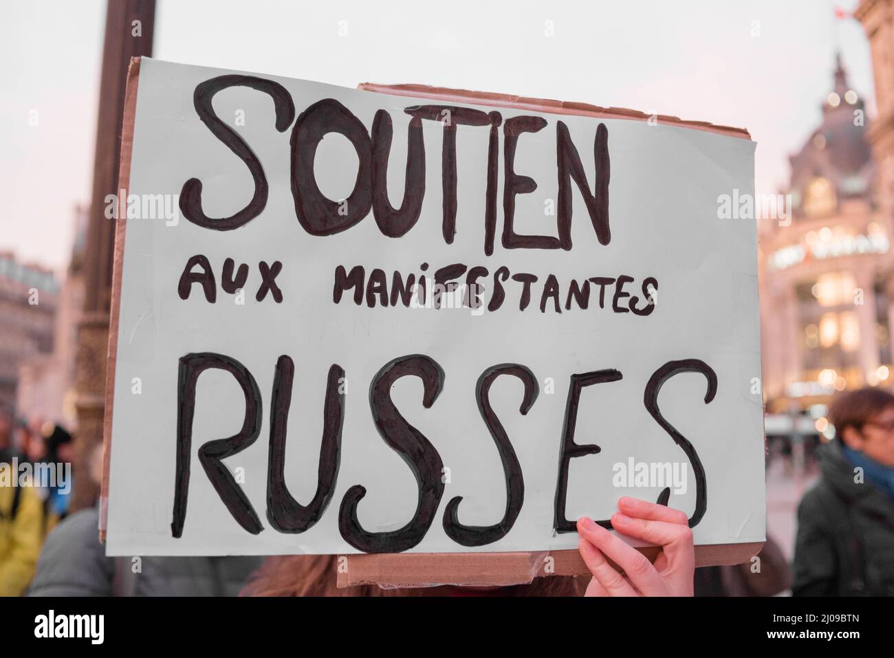 Rassemblement STOP poutine - STOP la guerre ! Solidarité avec l’Ukraine, Hôtel de Ville, 75004 Paris, France. Stock Photo