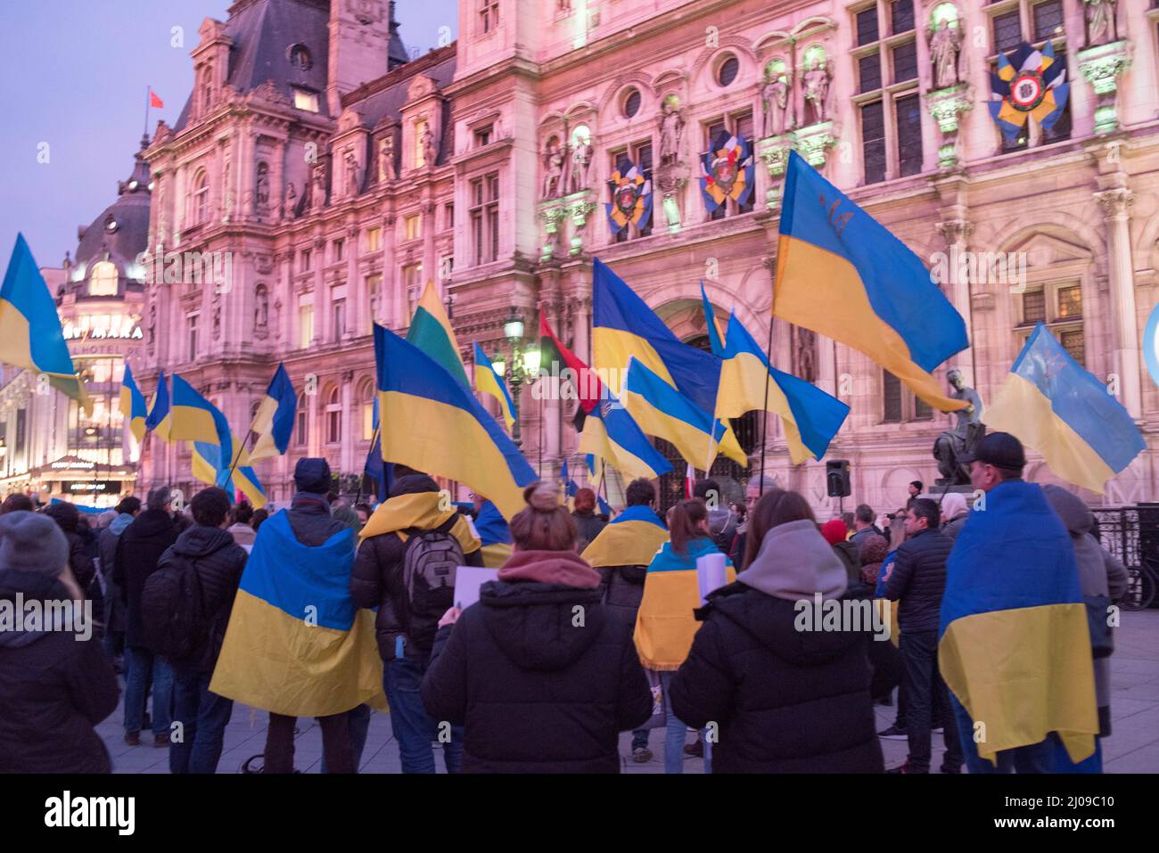 Rassemblement STOP poutine - STOP la guerre ! Solidarité avec l’Ukraine, Hôtel de Ville, 75004 Paris, France. Stock Photo