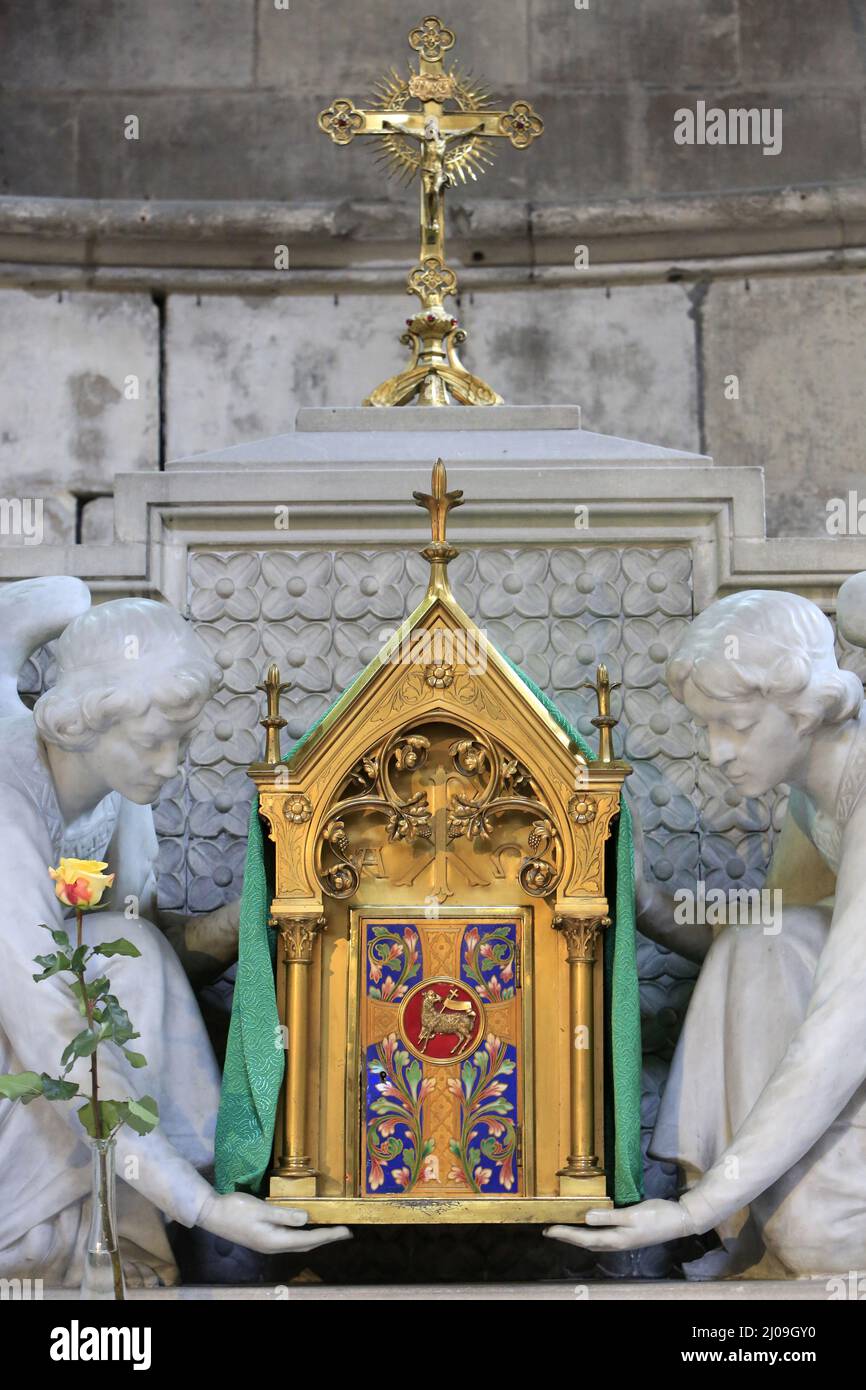 Sculptures de deux anges tenant un tabernacle. Cathédrale Notre-Dame de Rouen. Seine-Maritime. haute-Normandie. France. / Sculpture of two angels hold Stock Photo