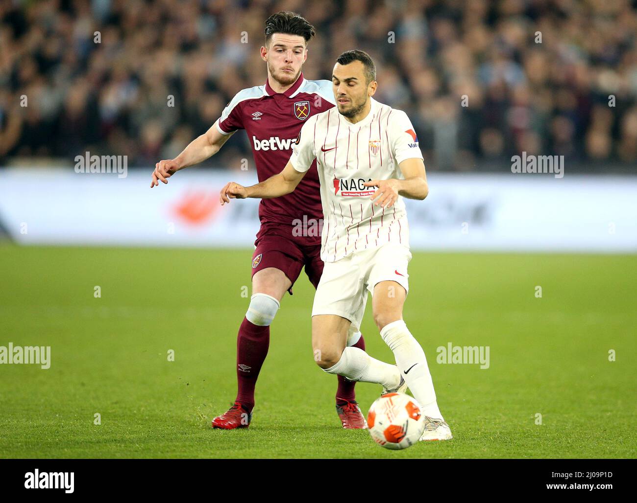 West Ham United's Declan Rice (left) and Sevilla's Joan Jordan battle for the ball during the UEFA Europa League round of sixteen second leg match at the London Stadium. Picture date: Thursday March 17, 2022. Stock Photo