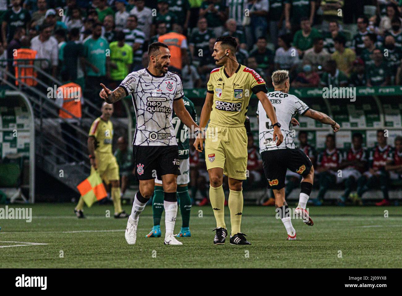 SÃO PAULO, SP - 17.03.2022: PALMEIRAS X CORINTHIANS - Gustavo Gómez in the  match between Palmeiras X Corinthians, valid for the 6th round (delayed) of  the 2022 Campeonato Paulista, held at the
