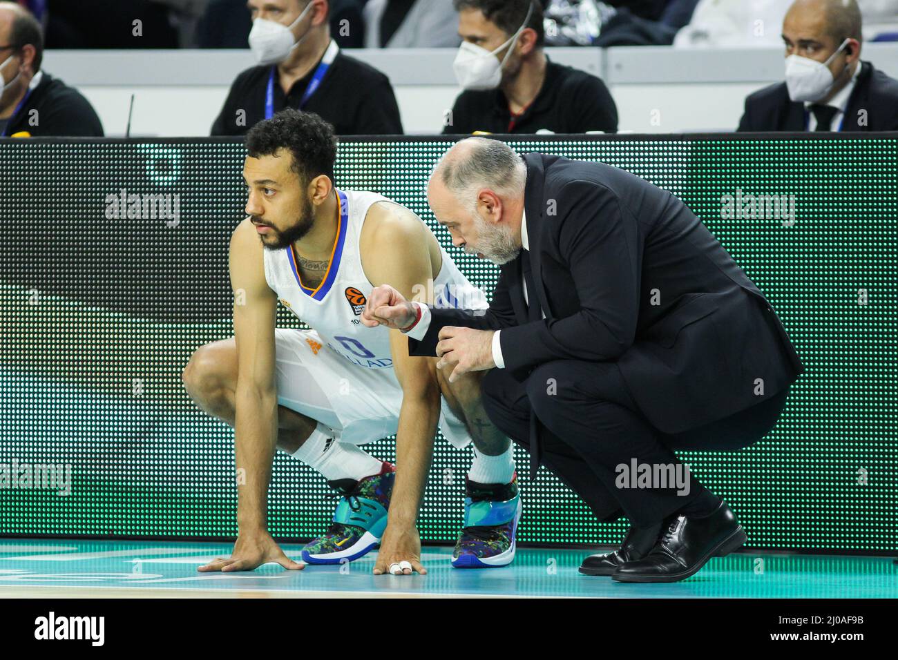 Madrid, Spain. 17th Mar, 2022. Pablo Laso, head coach of Real Madrid talks with Adam Hanga of Real Madrid during the Turkish Airlines Euroleague basketball match between Real Madrid and Asvel Lyon-Villeurbanne on march 17, 2022 at Wizink Center in Madrid, Spain Credit: Independent Photo Agency/Alamy Live Newss Stock Photo