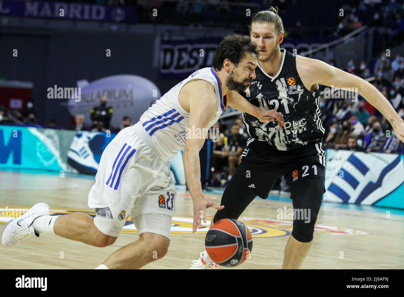Madrid, Spain. 17th Mar, 2022. Sergio Llull Melia of Real Madrid and Dylan Osetkowski of Asvel Lyon-Villeurbanne during the Turkish Airlines Euroleague basketball match between Real Madrid and Asvel Lyon-Villeurbanne on march 17, 2022 at Wizink Center in Madrid, Spain Credit: Independent Photo Agency/Alamy Live Newss Stock Photo