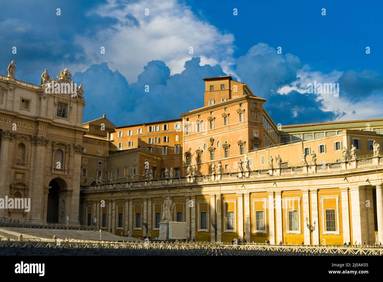 Дворец палаццо делла ровере рим. Резиденция папы римского в ватикане. Рим апостольский дворец фото. Ватикан музей сады. Папский дворец кастель-гандольфо.