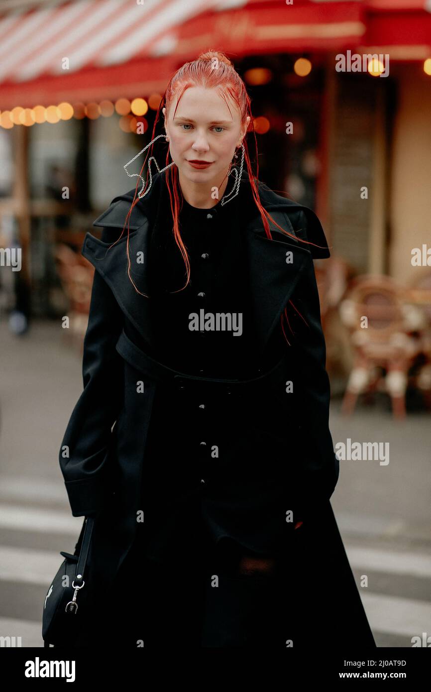 Street style, Courtney Trop arriving at Courreges Fall-Winter 2022-2023  show, held at Garage Amelot, Paris, France, on March 2, 2022. Photo by  Marie-Paola Bertrand-Hillion/ABACAPRESS.COM Stock Photo - Alamy