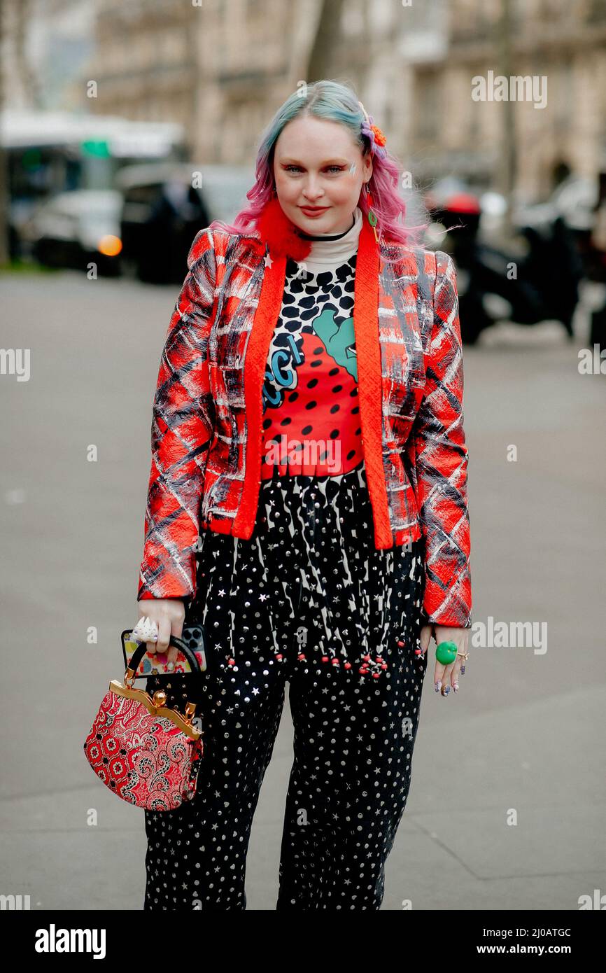 Street style, Kristen Bateman arriving at Courreges Fall-Winter 2022