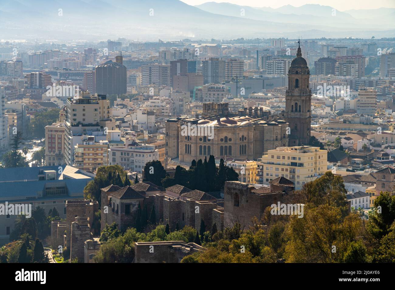 Malaga und die Kathedrale im Dunst, Málaga, Andalusien, Spanien  | Malaga and the cathedral in the haze, Málaga, Andalusia, Spain Stock Photo