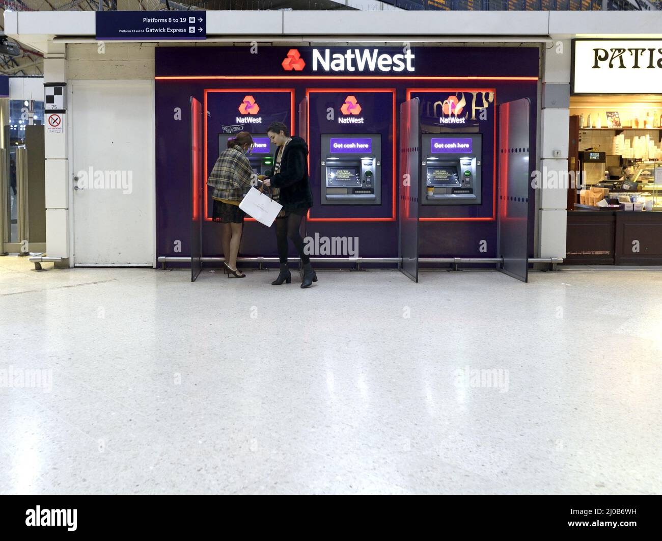 London, England, UK. NatWest cashpoint on the concourse of Victoria Station Stock Photo