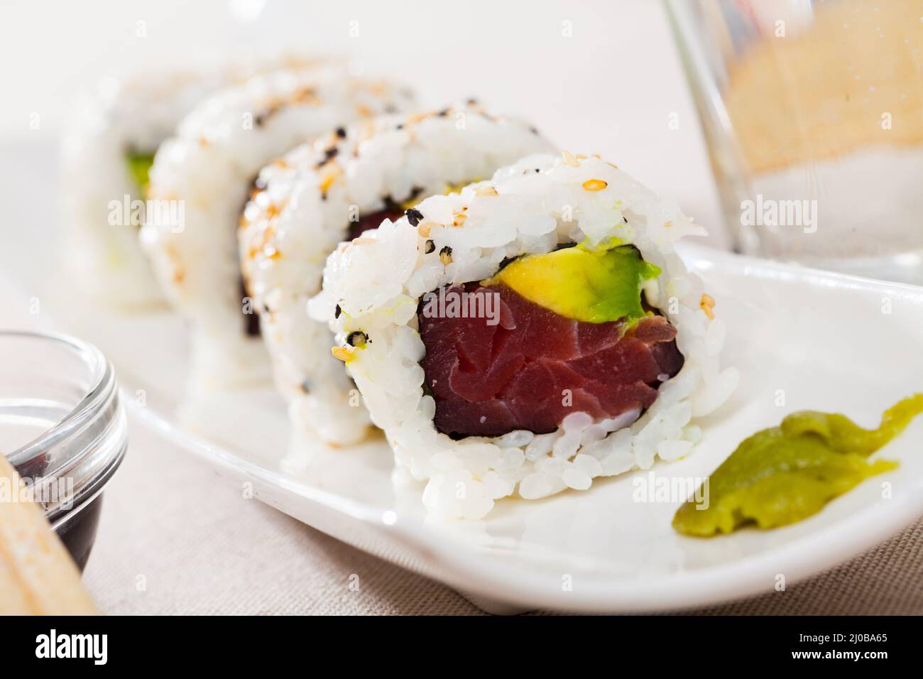 Tuna and avocado sushi uramaki Stock Photo Alamy