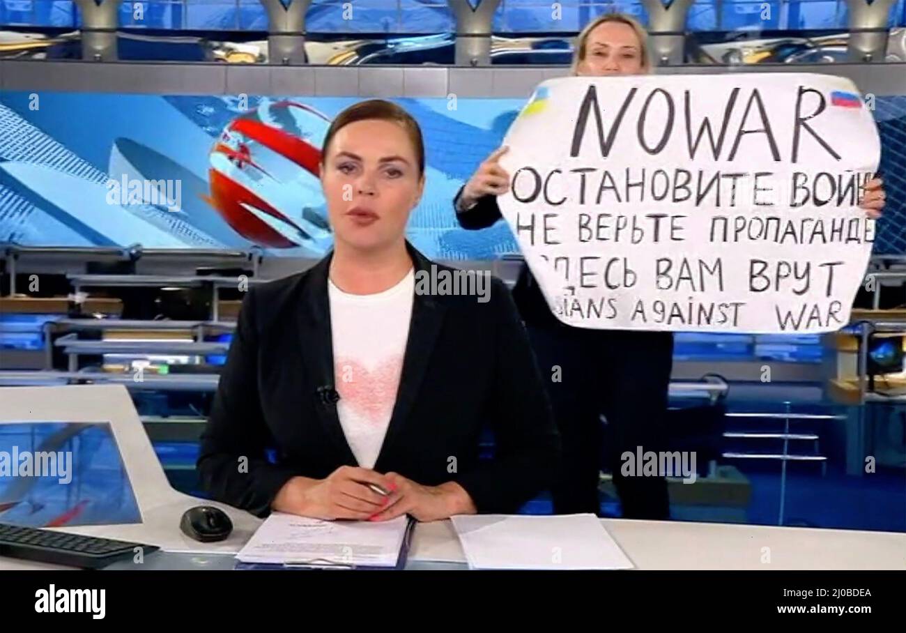 MARINA OCSYANNIKOVA, an editor on Russian Channel One TV programme, protests  the war in  Ukraine during a news programme on the evening of 14 March 2022. It vreads 'No war. Stop the war, Don't believe the propaganda. They lie to you here, Russians against war' Stock Photo