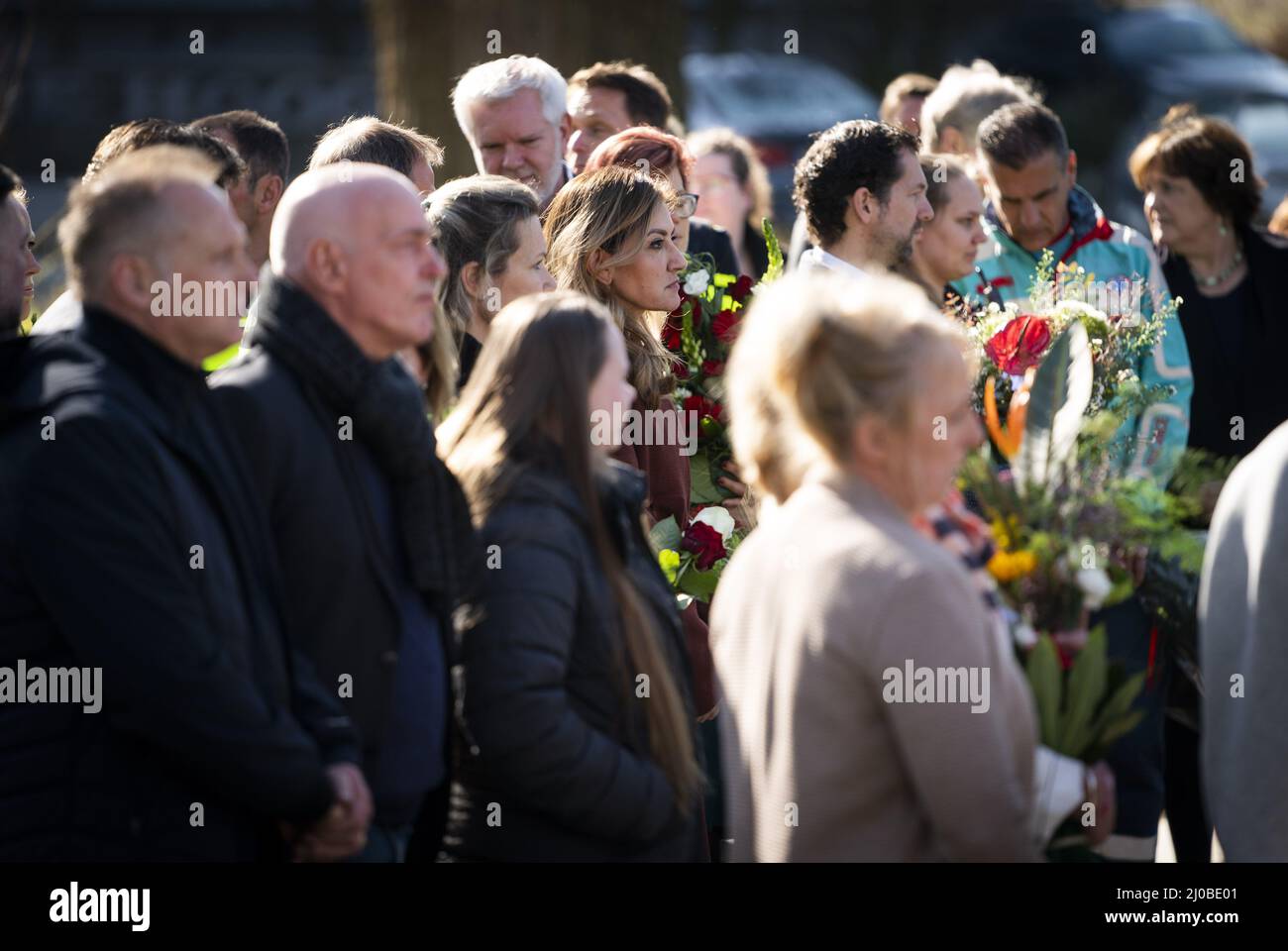 UTRECHT - Locoburgemeester Lot van Hooijdonk en minister Dilan Yesilgoz (Justitie en Veiligheid) leggen in aanwezigheid van nabestaanden een krans tijdens de herdenking van de tramaanslag door Gokmen T. van drie jaar geleden, waarbij vier mensen overleden. De afgelopen twee herdenkingen waren kleinschalig door de coronamaatregelen. Dit jaar mag er publiek bij zijn. ANP JEROEN JUMELET Stock Photo