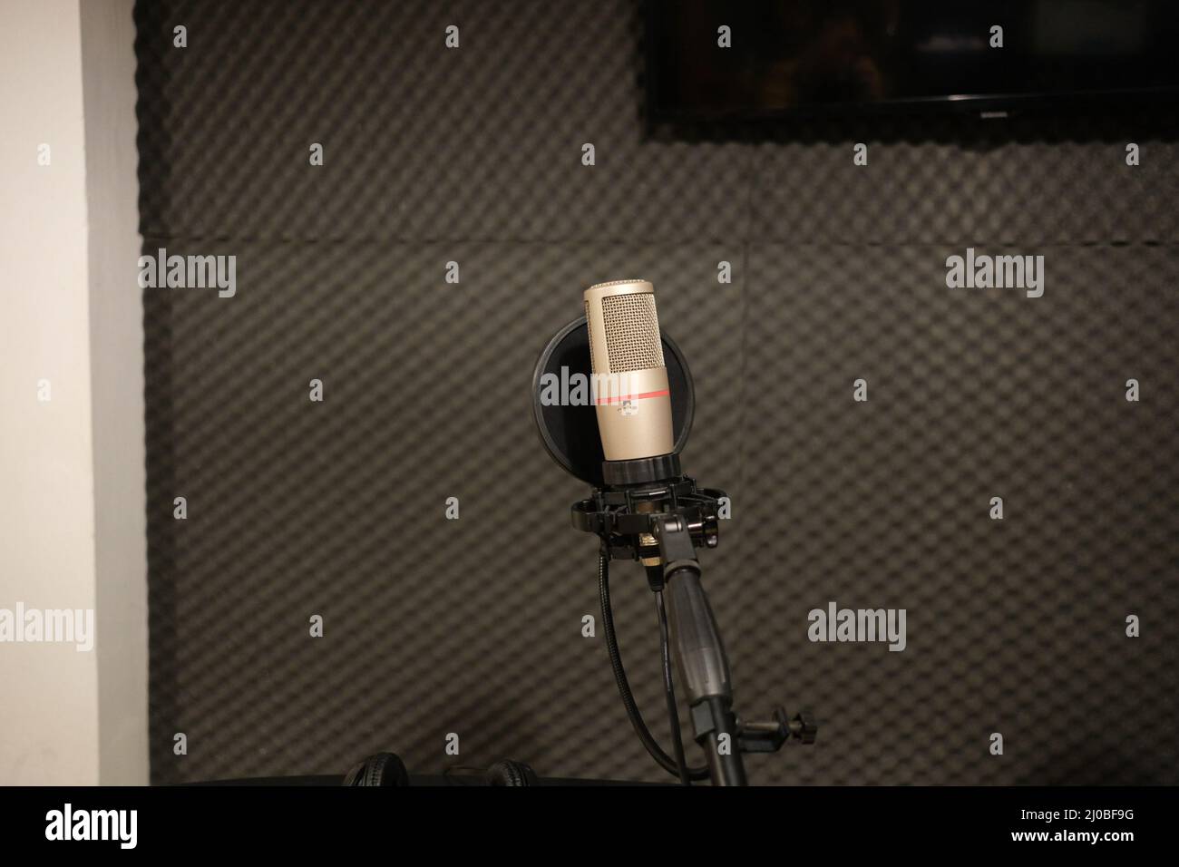 Podcasting - Microfono senza persone esposte Stock Photo