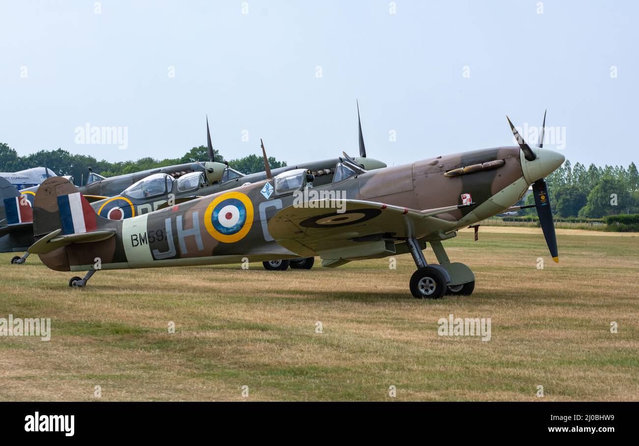 Headcorn, Kent  UK - July 1st 2018 Royal Air Force ground crew do pre-flight checks and prepare a group of spitfire WW2 fighter planes for takeoff. Stock Photo