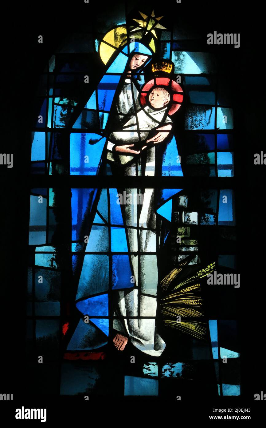 Vierge à l'Enfant. Vitrail réalisé en 1963 par Max Ingrand. Chapelle Sud. Eglise Saint-Ulrich d'Altenstadt de Wissembourg. Bas-Rhin. Alsace. France. Stock Photo