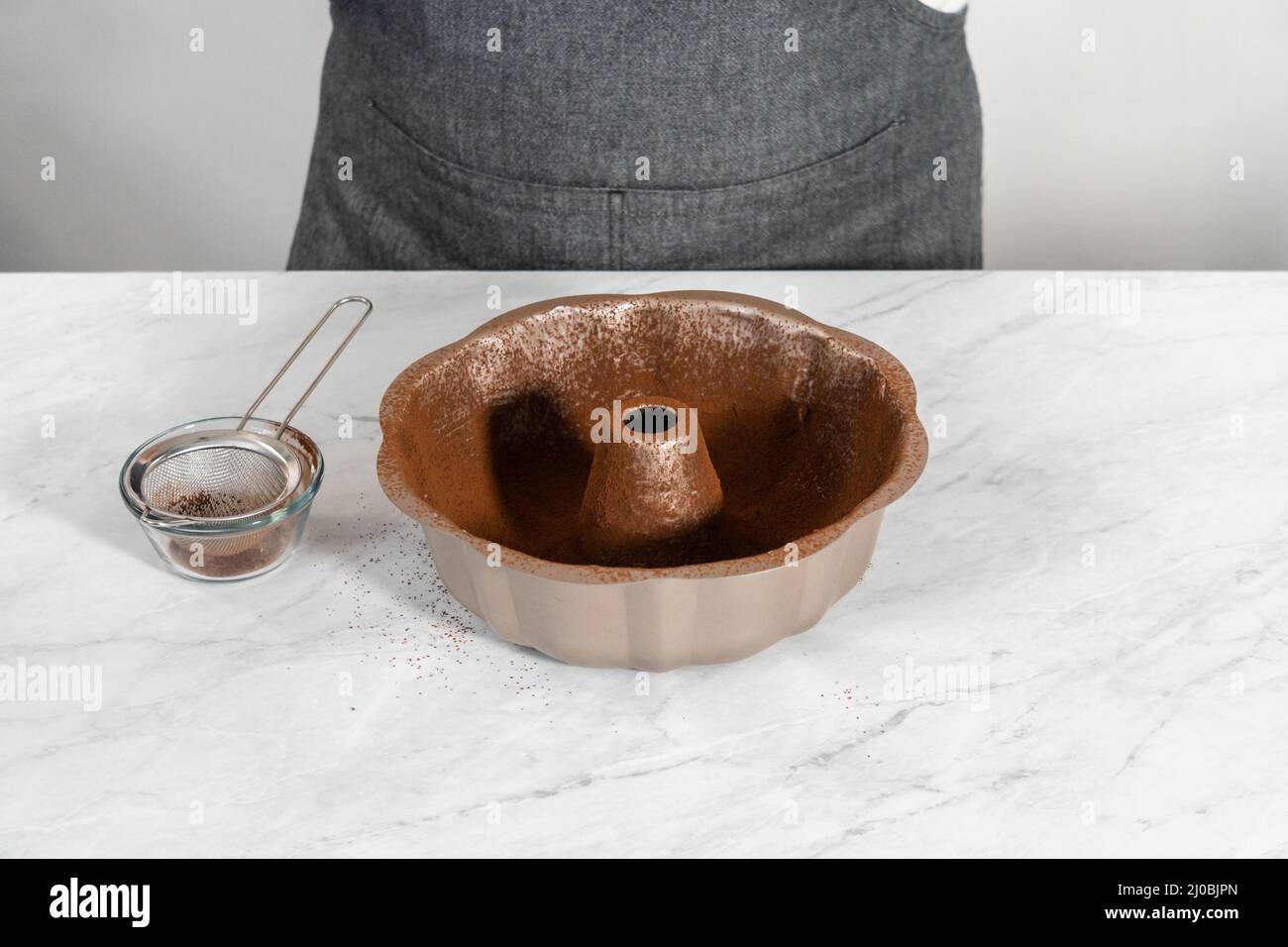 Greasing metal bundt cake pan to red velvet bundt cake with cream
