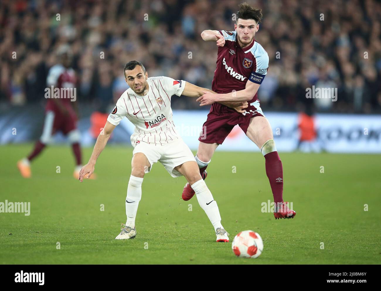 London, UK. 17th Mar, 2022. Declan Rice of West Ham United competes for the ball with Joan Jordan of Sevilla during the West Ham United v Sevilla football match, UEFA Europa League, Round of 16, Leg 2 of 2, London Stadium, London, UK. 17th March 2022. Credit: Michael Zemanek/Alamy Live News Stock Photo