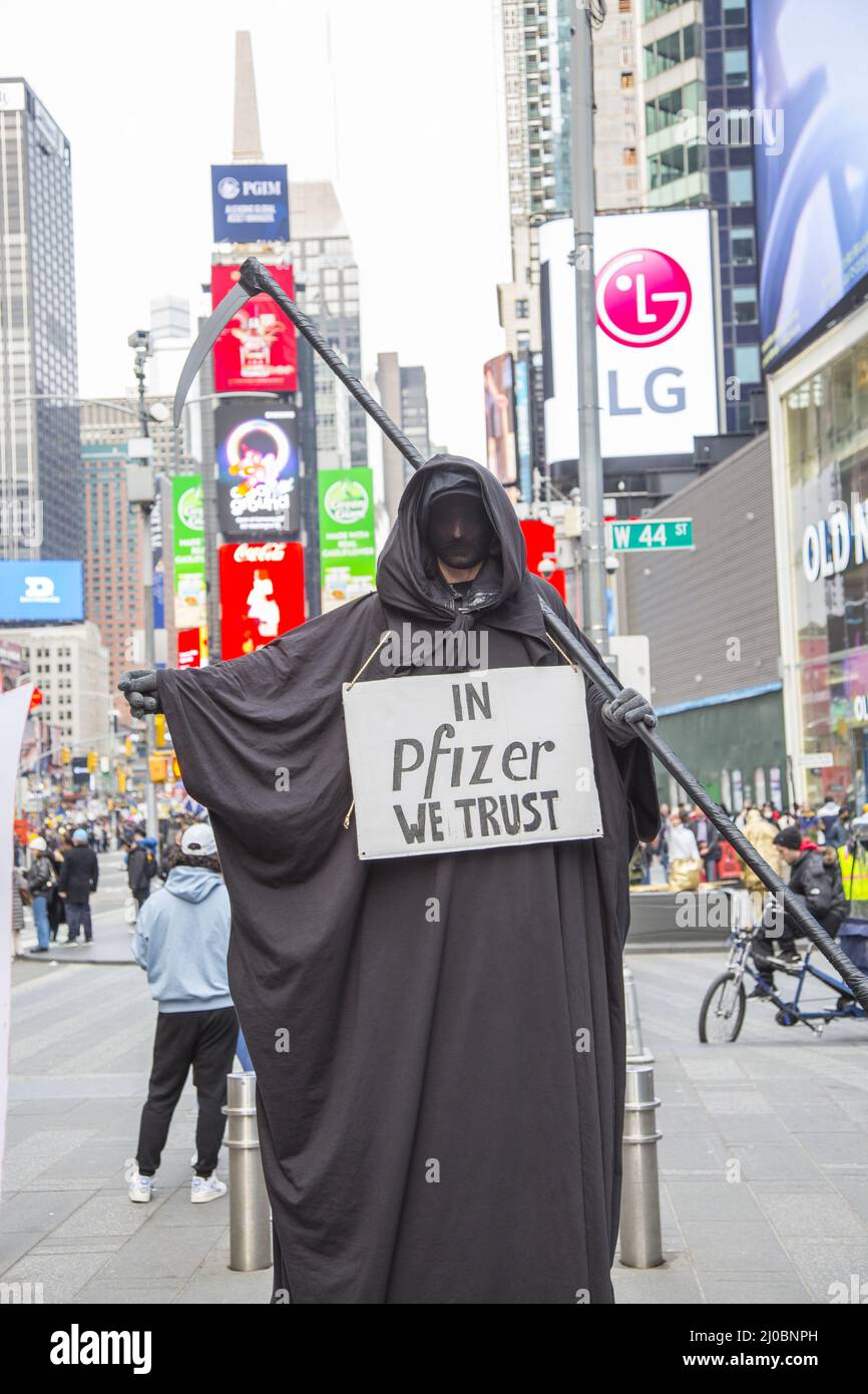Mandate Love group performs in Times Square with the message that each person has the right to decide what to put in their own bodies. They are against mandatory vaccine mandate and promote the idea of love. NYC. Stock Photo