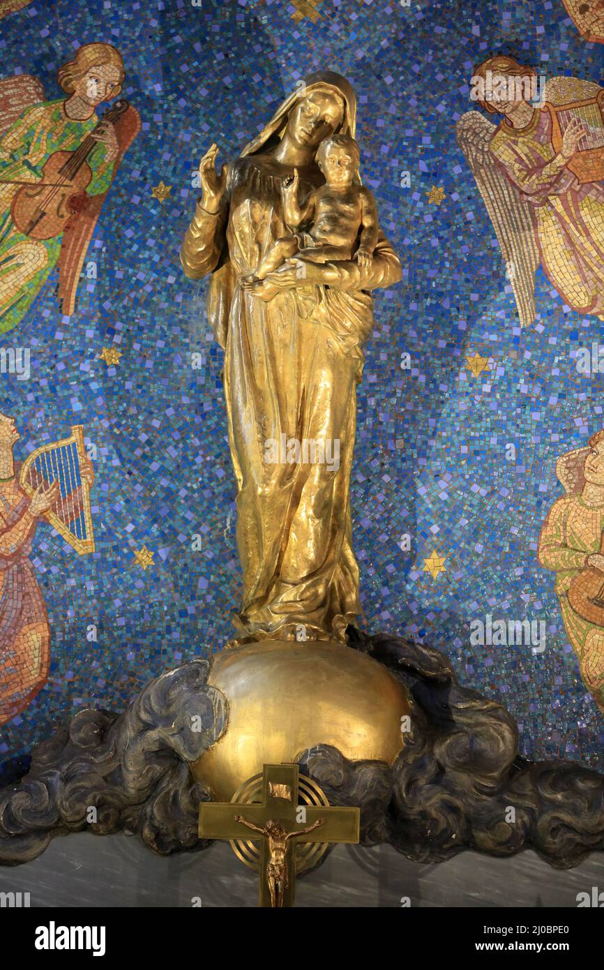 Vierge à l'Enfant. Eglise Saint-Clodoald. Saint-Cloud. Haut-de-Seine. Ile-de-France. France. Stock Photo