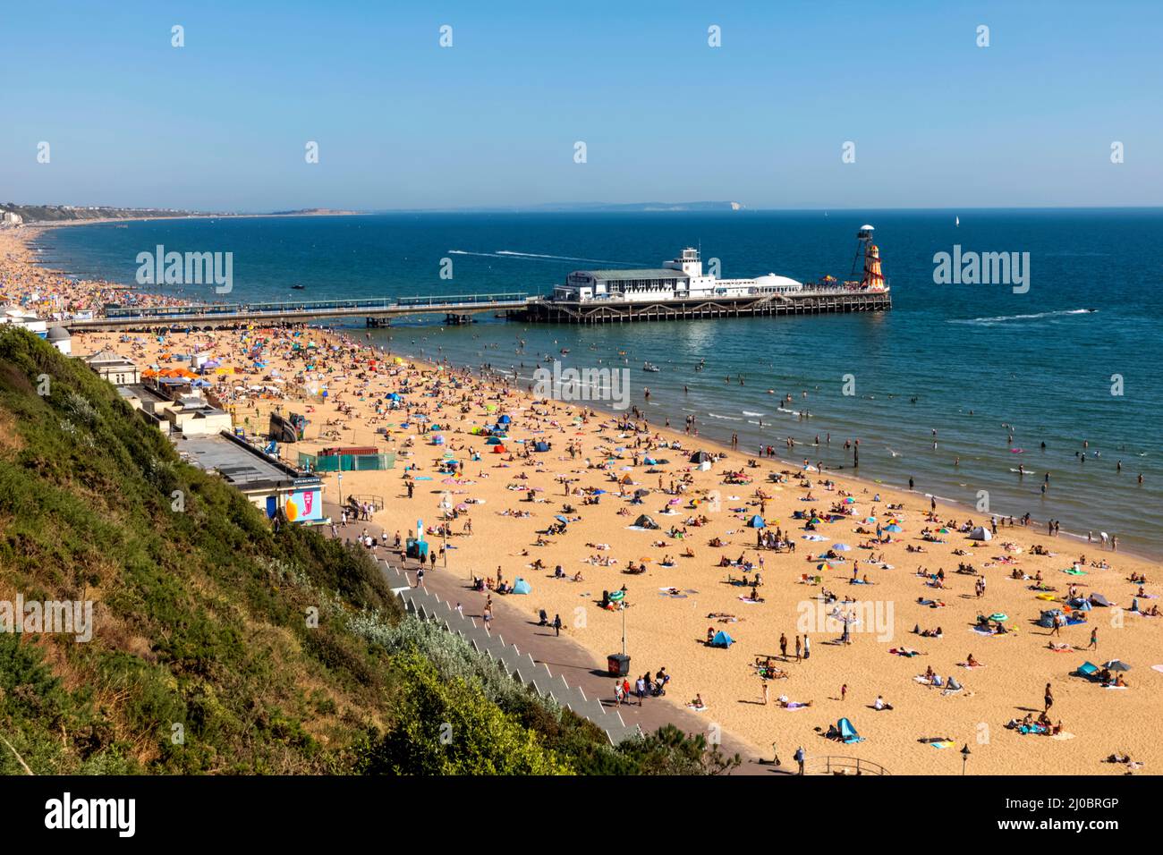 England Dorset Bournemouth Bournemouth Beach And Pier Stock Photo england-dorset-bournemouth-bournemouth-beach-and-pier-stock-photo