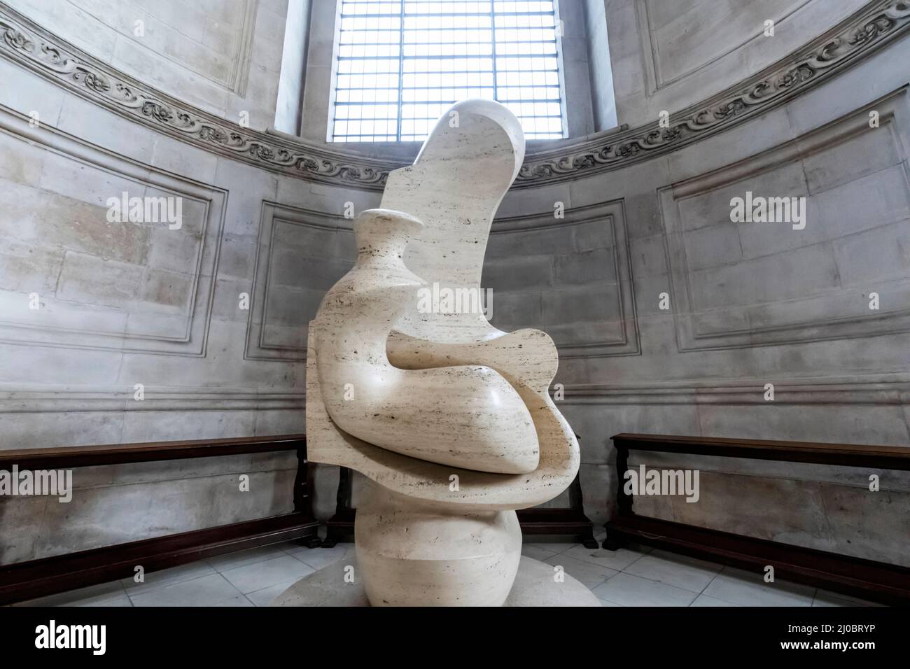 England, London, St. Paul's Cathedral, The Crypt, North Quire Aisle, The Henry Moore 'Mother and Child' Sculpture Stock Photo