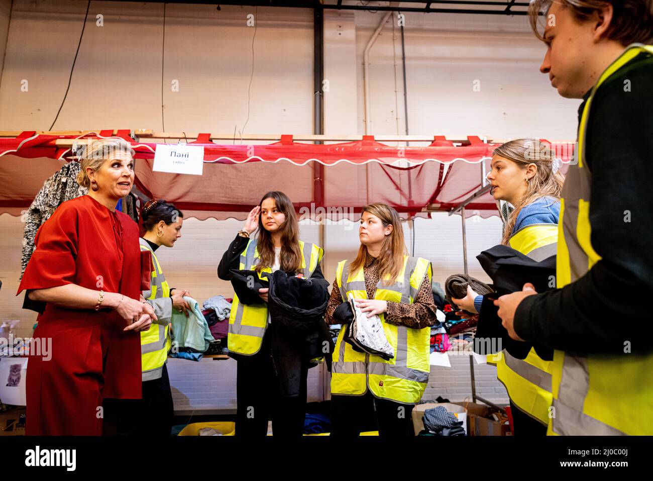RIJSWIJK - Koningin Maxima opent bij een aanmeldpunt voor Oekraiense vluchtelingen in de Broodfabriek in Rijswijk een onlineplatform voor deze vluchtelingen. Ook sprak ze met vluchtelingen en werd ze rondgeleid op het aanmeldpunt. ANP POOL PATRICK VAN KATWIJK Stock Photo