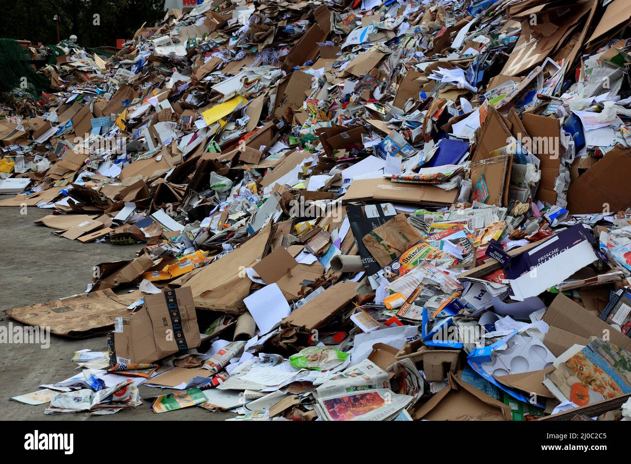 Altpapier für Recycling auf einer Deponie  /  Waste paper for recycling in a landfill Stock Photo