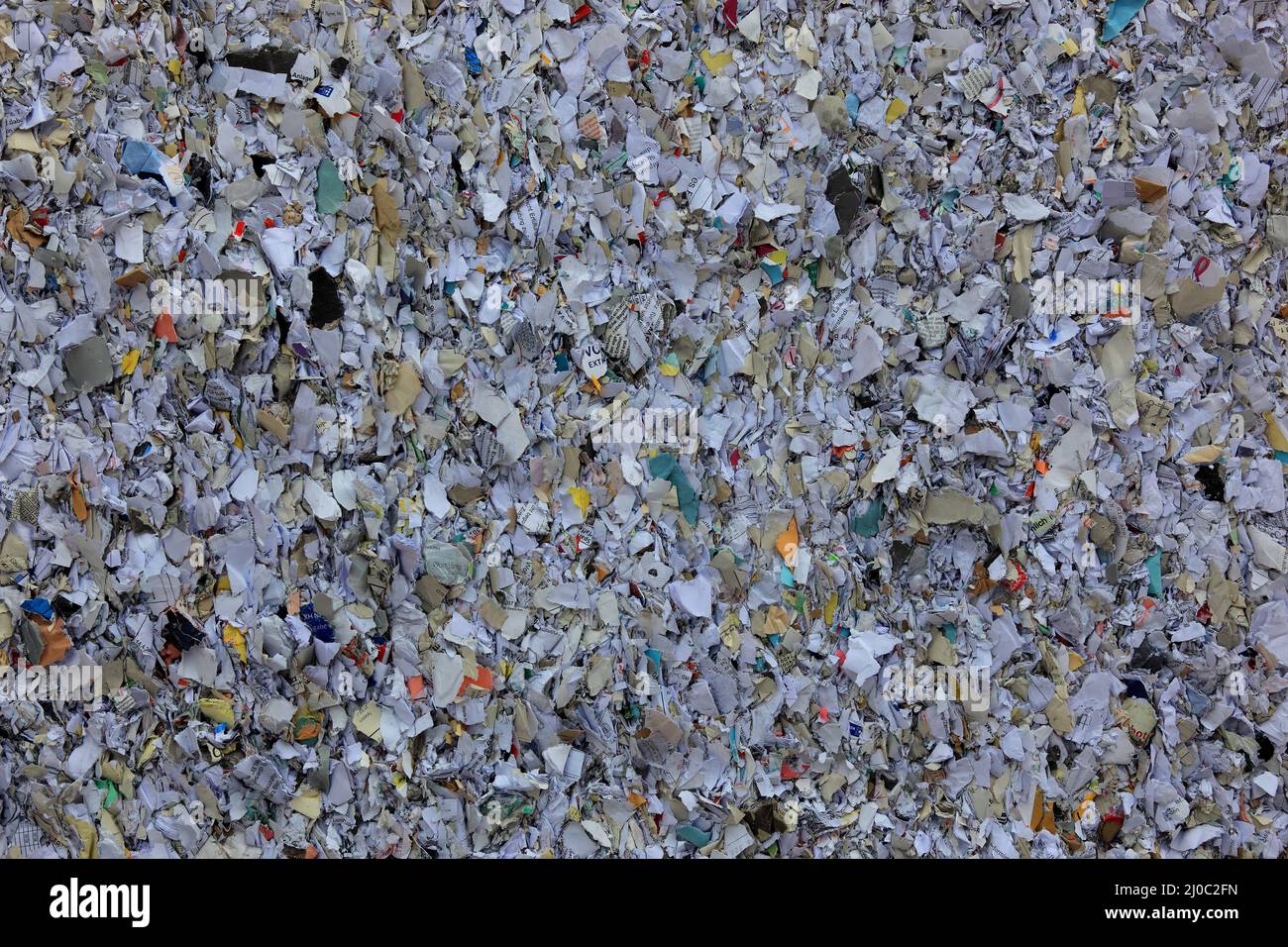 geschreddertes Altpapier für Recycling  /  Shredded waste paper for recycling Stock Photo